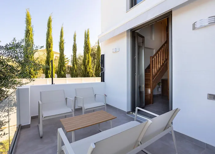 Eneos Boutique Residences - Poolside & Garden Retreats *